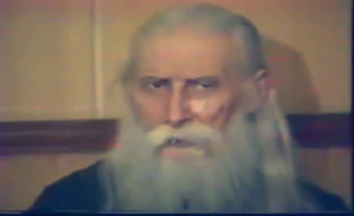  Старец Антоний жил с 1913-1994гг. Успел сложить о себе как негативное мнение, так и положительное.