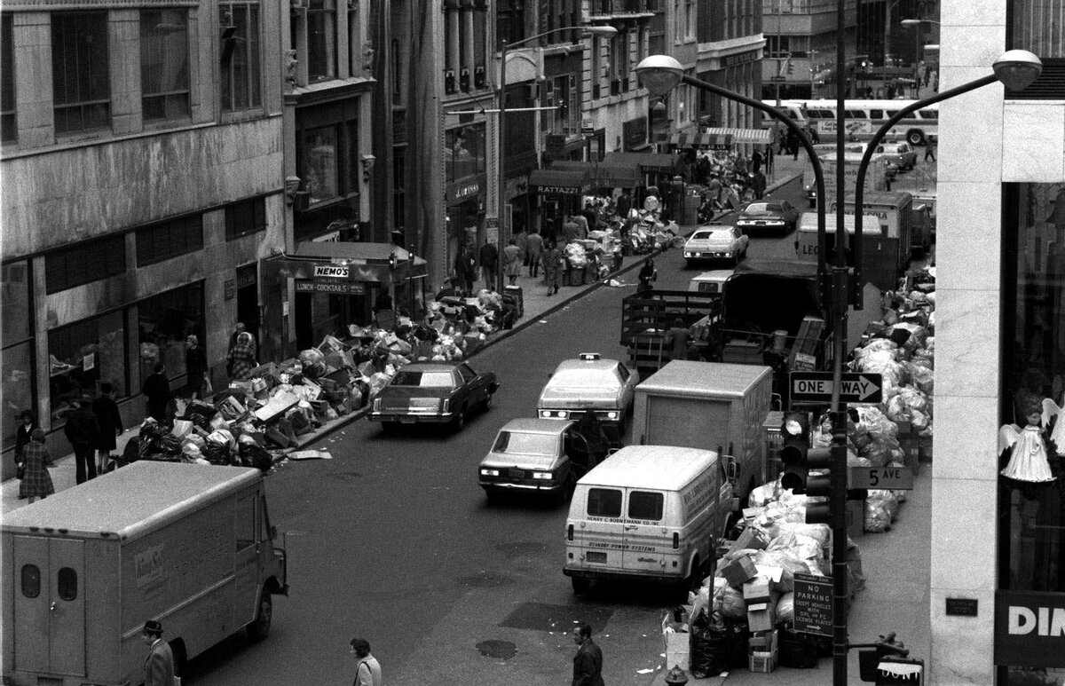 Горы мусора в районе 48 улицы