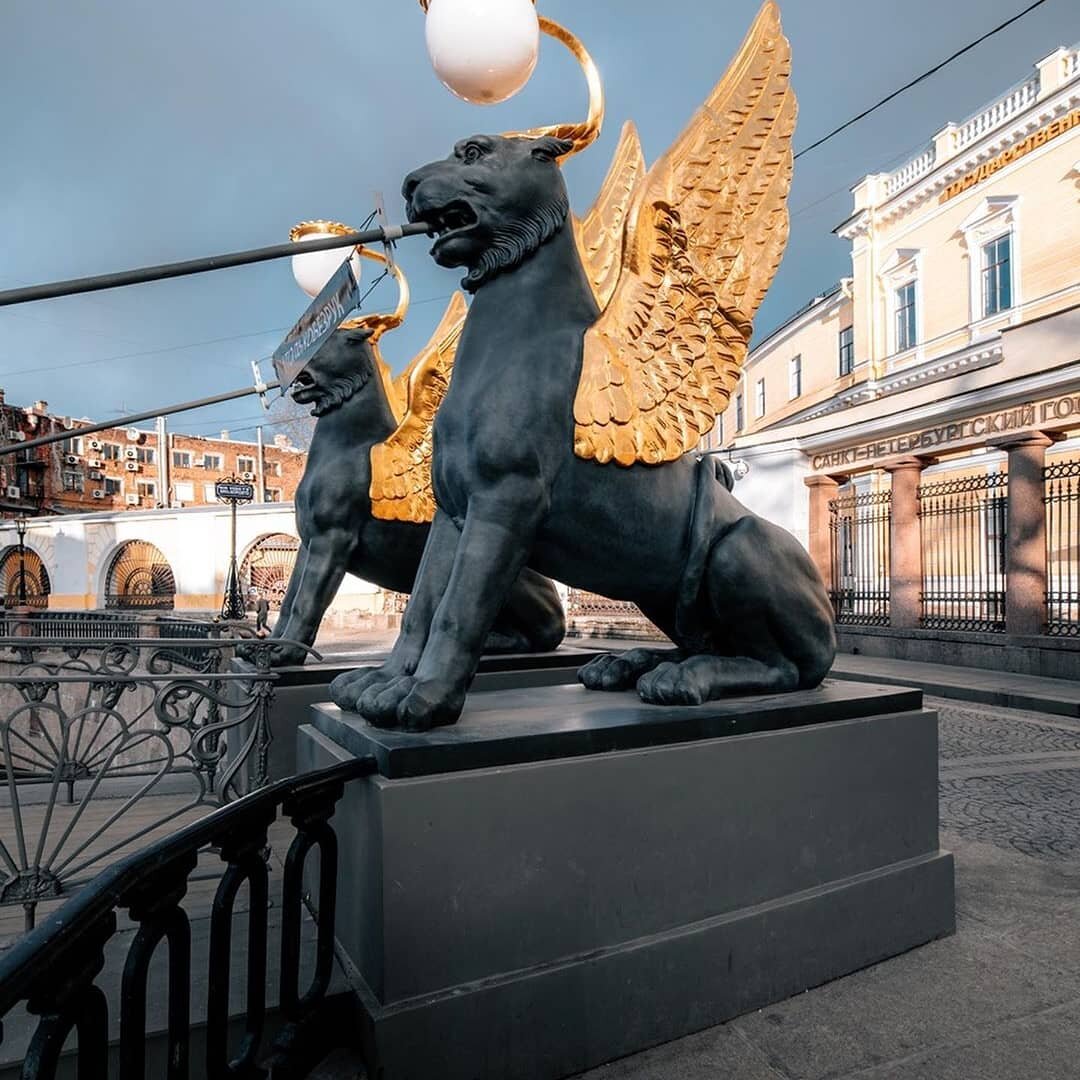 Банковский мост через канал Грибоедова.