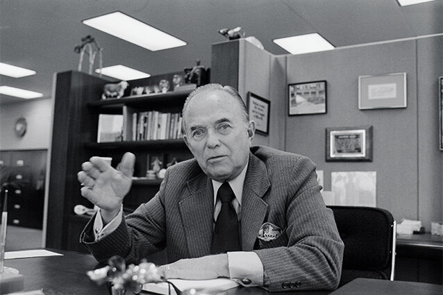 «Я возвращался в Чикаго, имея в кармане контракт с братьями Макдоналд. Покрытый шрамами ветеран, закаленный на фронтах бизнеса, я по-прежнему рвался в бой. Мне исполнилось 52 года, у меня был диабет и артрит в начальной стадии. В предыдущих сражениях я потерял желчный пузырь и щитовидную железу. Несмотря ни на что, во мне жила уверенность, что все лучшее ждет меня впереди», — вспоминал Крок.