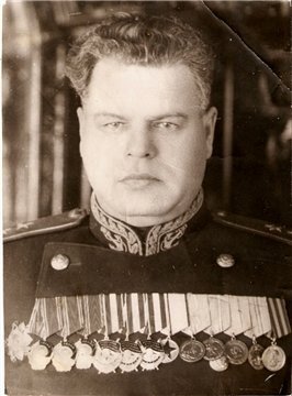 Вице-адмирал Гавриил Жуков. К сожалению цветных его фотографий в сети нет. Фото взято с "Яндекс.Картинки".