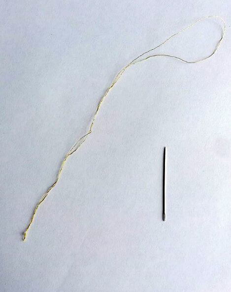 Сложить нитку вдвое и завязать узелок