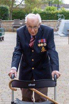 Томас Мур во время прогулки вокруг дома
Источник фото https://en.wikipedia.org/wiki/File:Captain_Tom_Moore_fundraising_walk.jpg