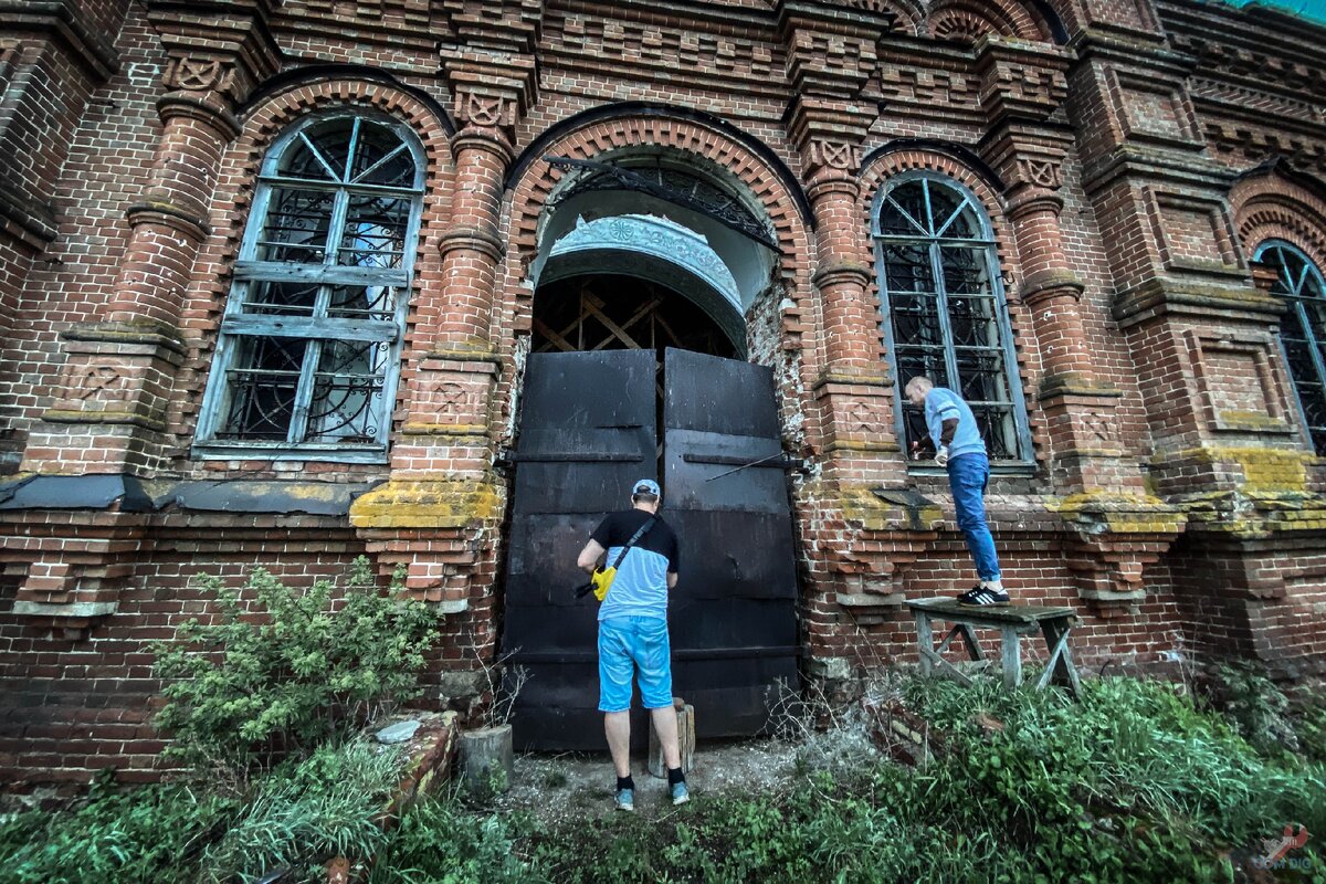 Нашли разрушенный храм невероятной красоты! Заколочены двери, а на окнах решетки. Но мы смогли попасть внутрь