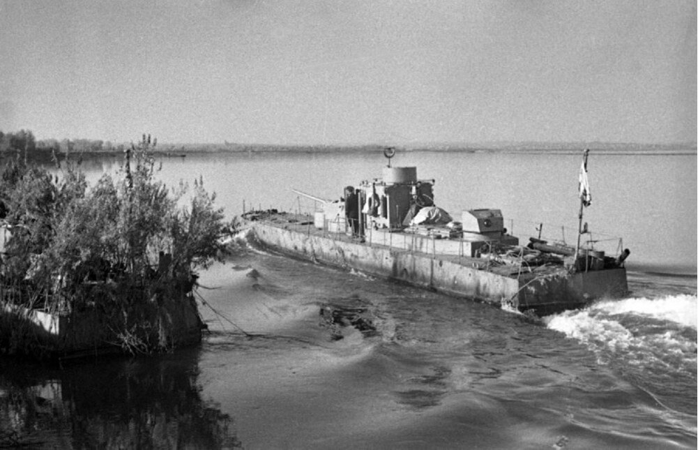 Бронекатер Волжской военной флотилии уходит на задание. Фото П. Трошкина. 1942 год