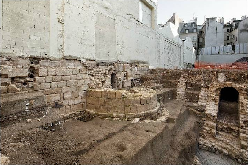 La tour découverte lors des fouilles préventives menées dans le cadre de la construction d’un auditorium attenant à l’Institut de France (75006).Париж 