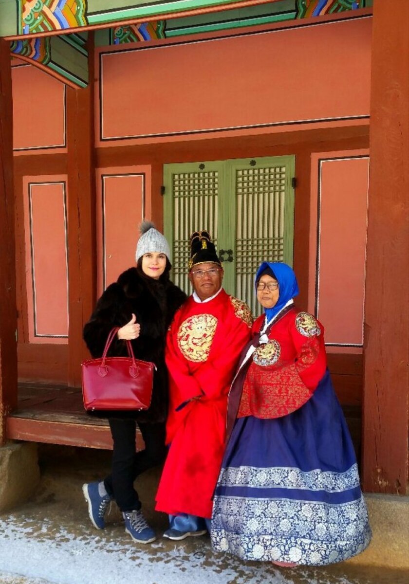 Фото автора статьи с корейцами на территории Кёнбоккун, которые демонстрируют национальные костюмы (материал, фото, видео из личного архива) 