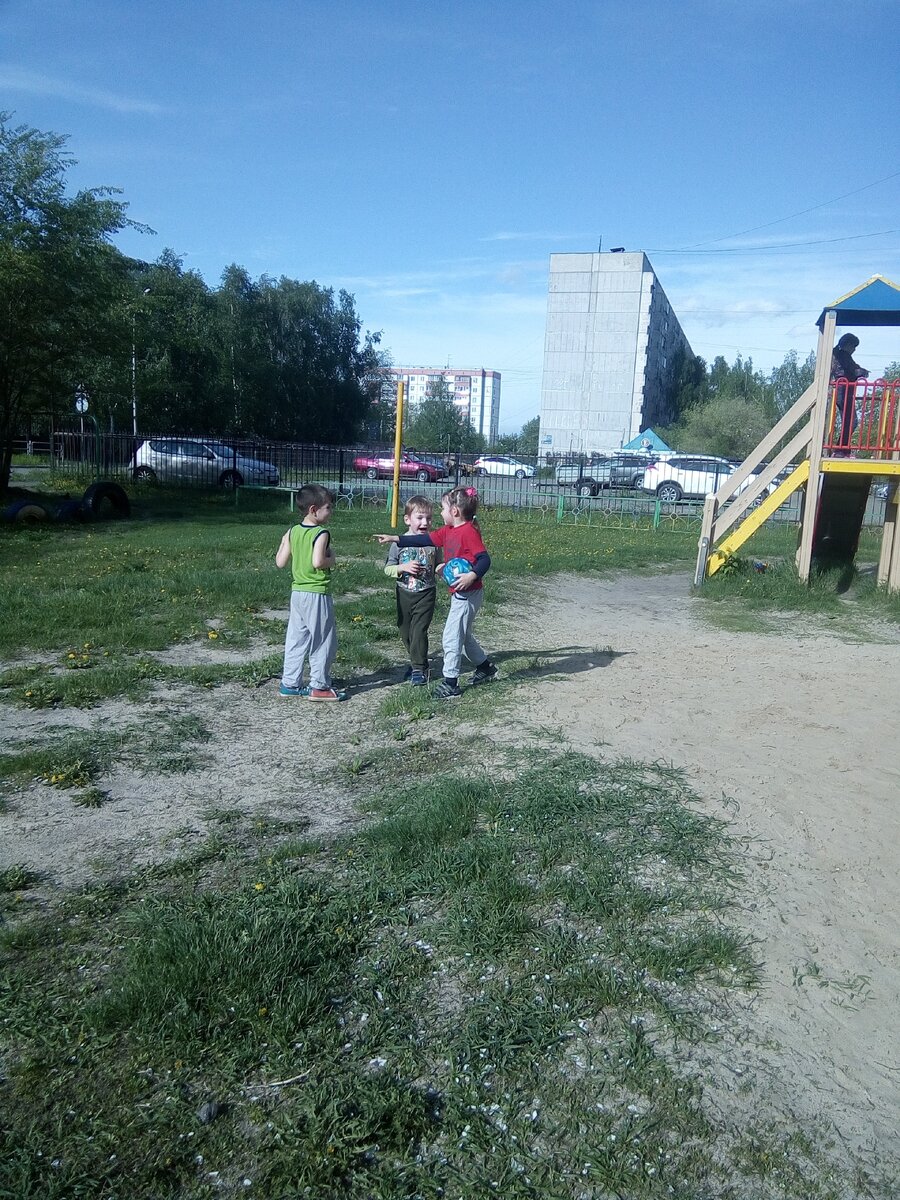 Мой сын слева, справа друзья-двойняшки. Май 2020.