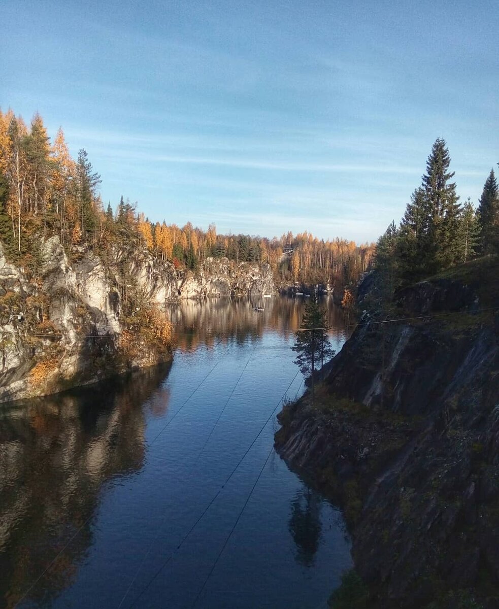 Поперек каньона натянут Зип-лайн. Люди катаются и смешно визжат от страха