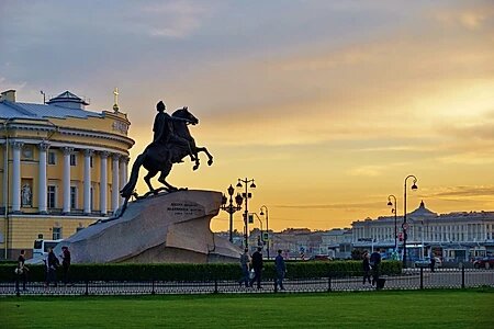 Замки самокатов срезали недалеко от памятника Петру I на Сенатской площади