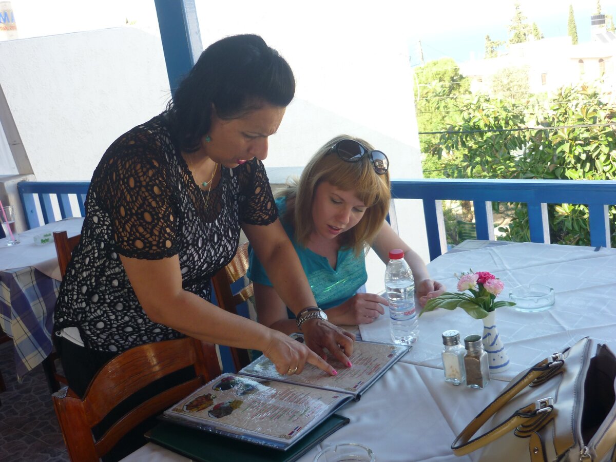 В сезон абсолютное большинство жителей Крита заняты в туризме: официанты, продавцы, сотрудники отелей... (фото из личного архива автора)