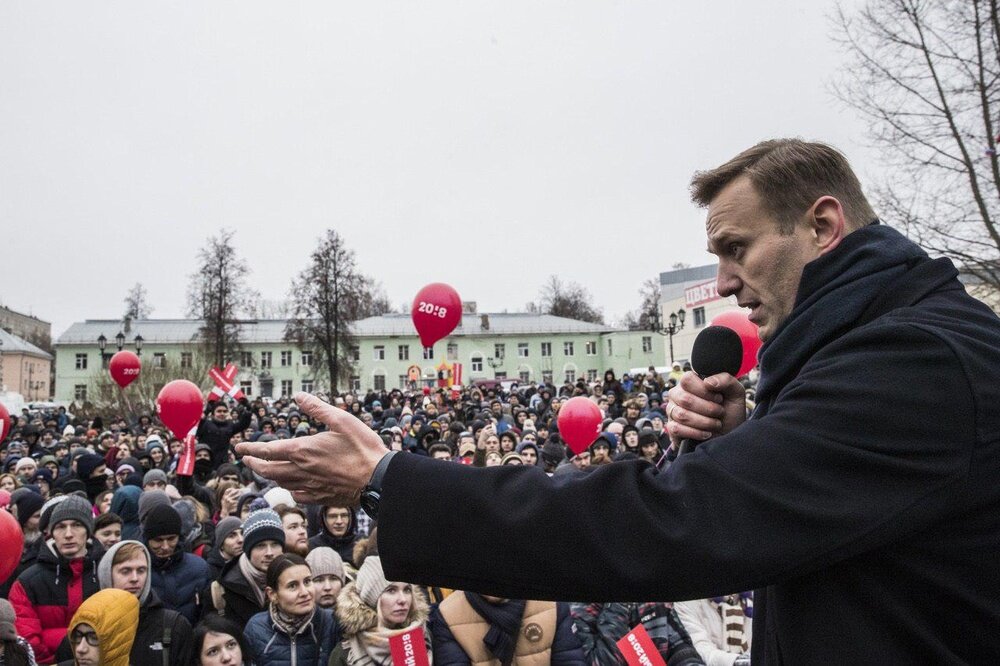 Навальный на митинге фото