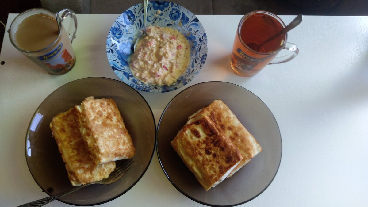 Конвертики из лаваша. В роли начинки все что осталось в холодильнике из продуктов недоеденное ранее