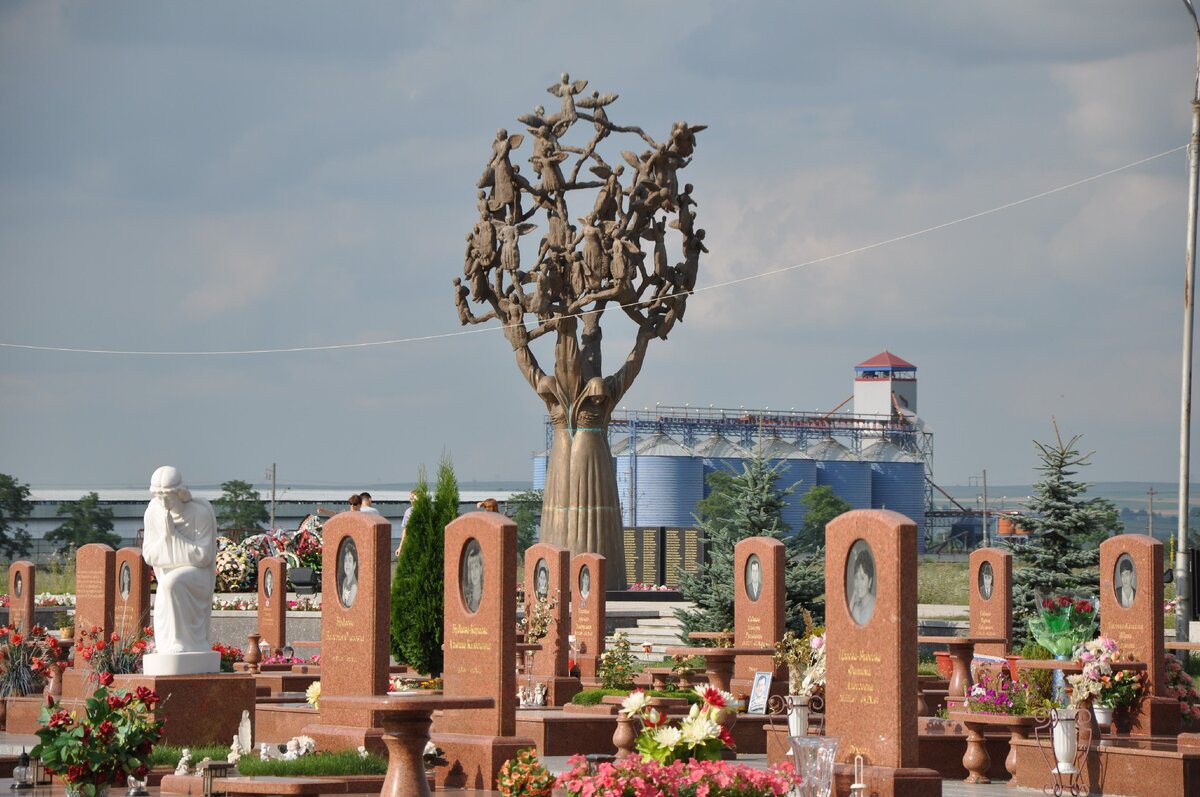 Город ангелов какой город. Город ангелов Беслан 2004. Кладбище Беслана город ангелов. Город ангелов мемориальное кладбище в Беслане. Город ангелов Беслан в 2005.