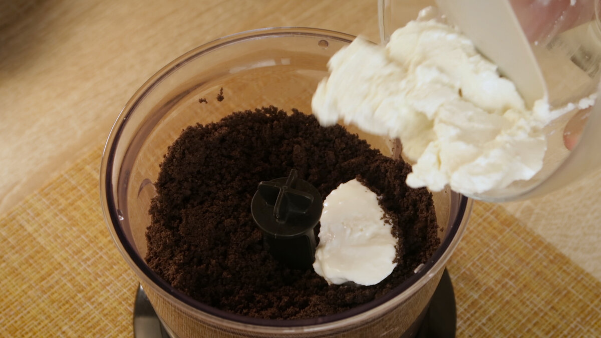 После измельчения печенья добавляем в него сливочный сыр примерно 4 чайные ложки. можно положить и больше или наоборот меньше сыра, тем самым мы регулируем густоту теста. 4 чайные ложки - это прям серединка, тогда шарики получатся в меру влажные.