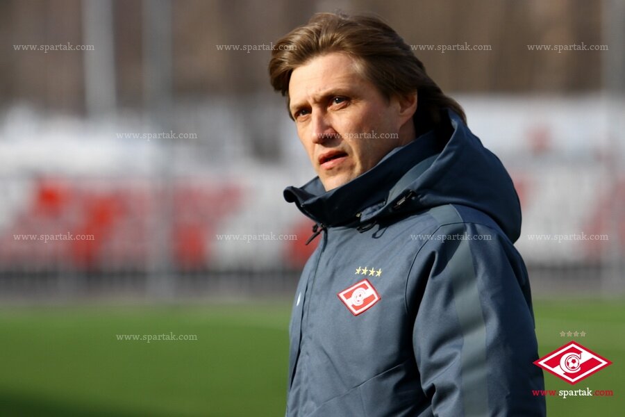 – Было ли вам приятно смотреть на сегодняшнюю игру «Спартака»?


– Это абстрактное понятие. Кому-то понравилась сегодняшняя игра, кому-то нет. В такой футбол «Спартак» играет достаточно давно, и результат есть.

– Вы говорите так, что вам понравился только результат.


– Мне действительно не очень нравится этот футбол, но он понятен игрокам «Спартака». Понятно, что Доменико Тедеско требует от подопечных. Есть определенная стабильность в составе и в игре. Отсюда приходит результат.