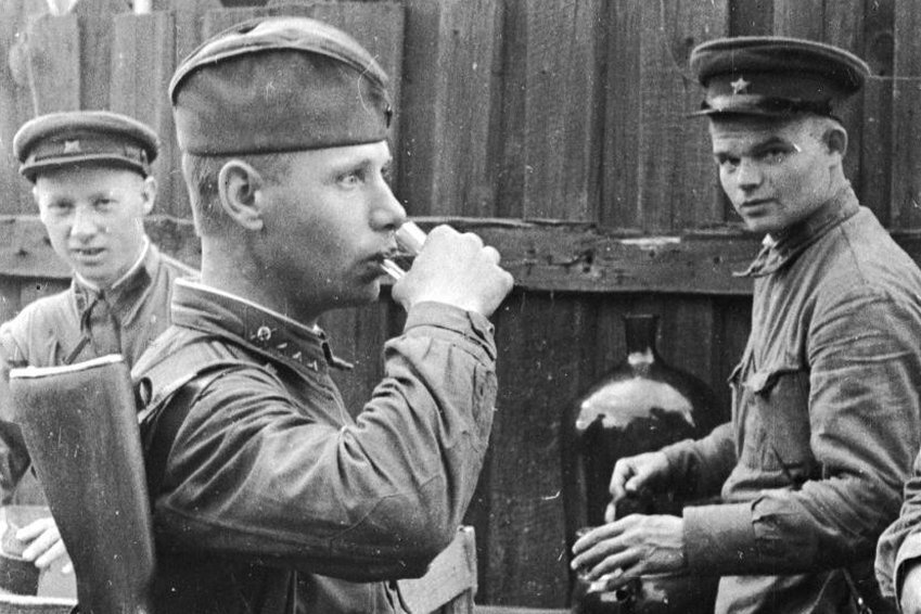 Выиграли одну войну, но проиграли другую: почему после победы СССР утонул в алкоголизме советского народа