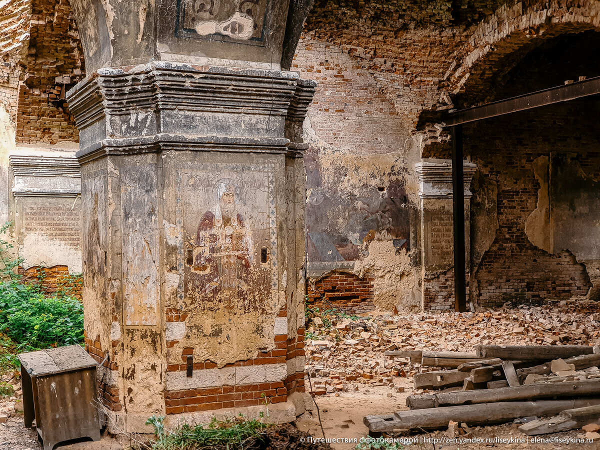 Заброшенный храм: через окно забралась внутрь и обнаружила множество старинных фресок