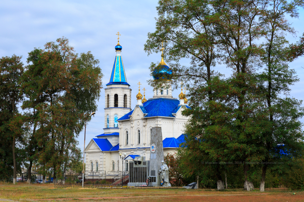 1. Храм во имя свв. безсребреников Космы и Дамиана (с. Городище). Пока не глянул годы постройки, честно говоря, думал что это не новодел, красиво построен.