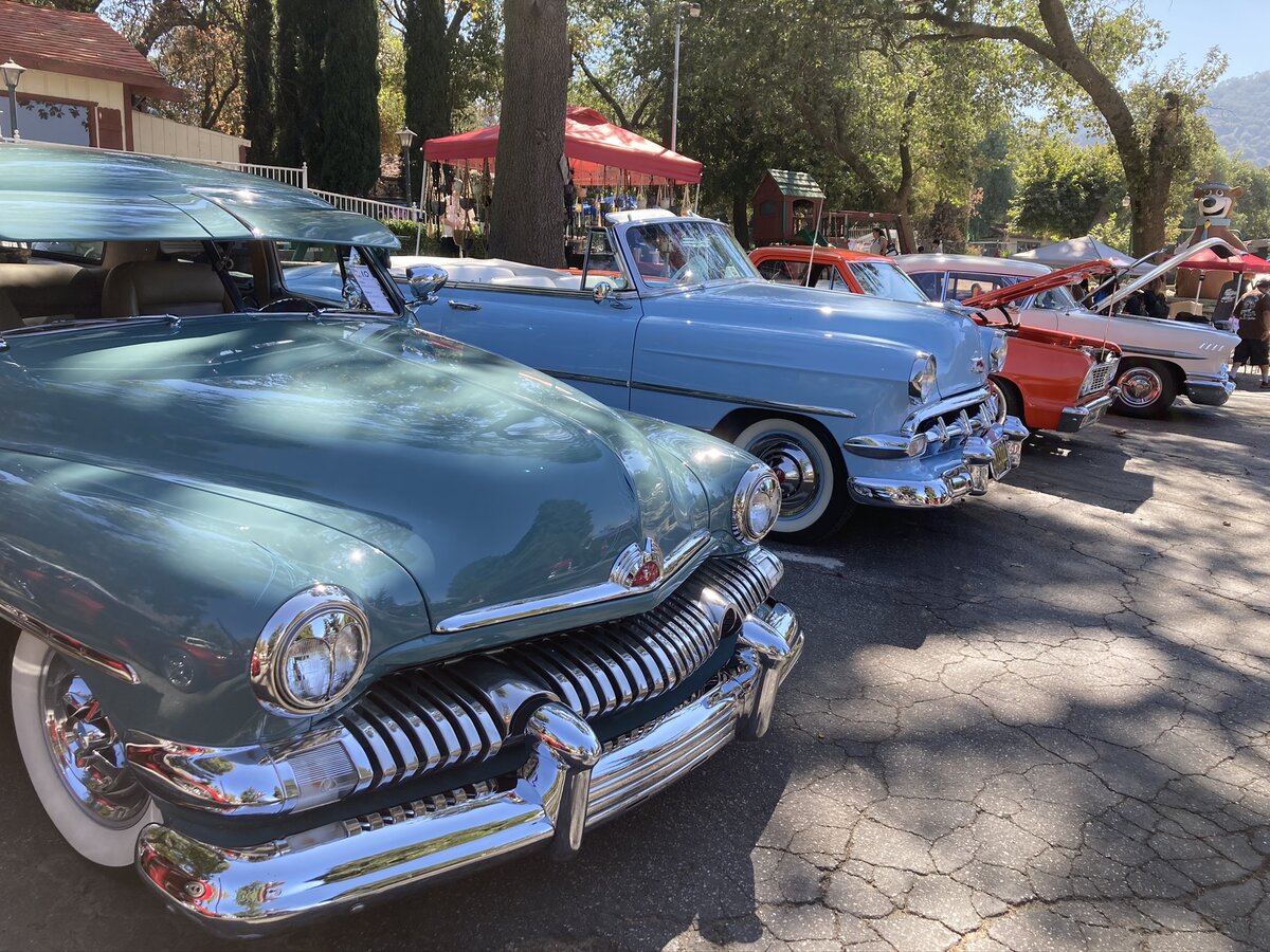 Пастельные оттенки пользуются у любителей винтажа большой популярностью. Все оттенки голубого, бирюзового и мятного были представлены.