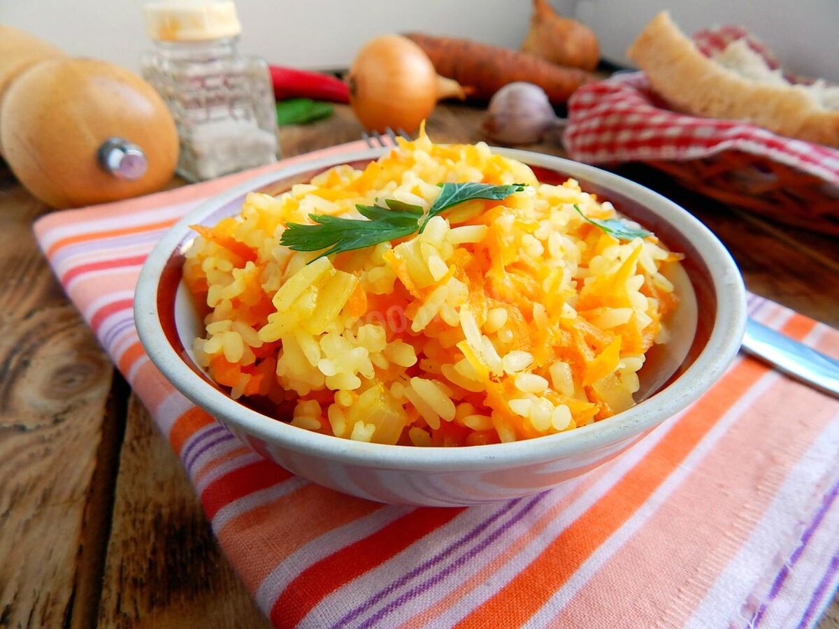 Рис с морковью и луком. Рис с морковью и луком на сковороде. Рис припущенный с морковью. Рис с морковью на гарнир. Рис с луком и морковью в мультиварке