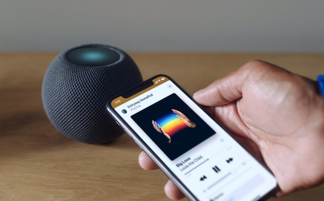 Управление при помощи голосового ассистента Siri