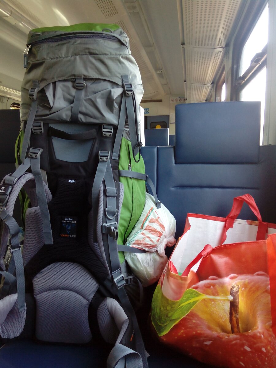 Фото сделано в электричке из Электростали в Москву, в первый день отъезда в это невероятное путешествие. Провожал папа, я плакала, он передал мне платок через открытое окно в вагоне