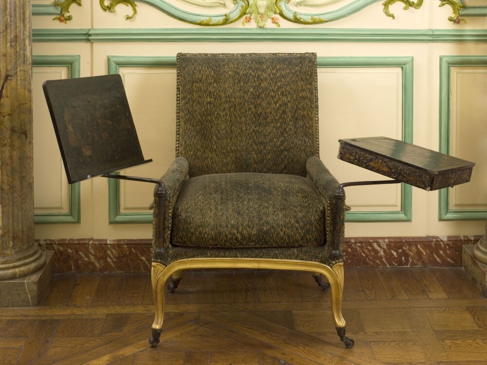 Примерно такое кресло изобрел Вольтер. 