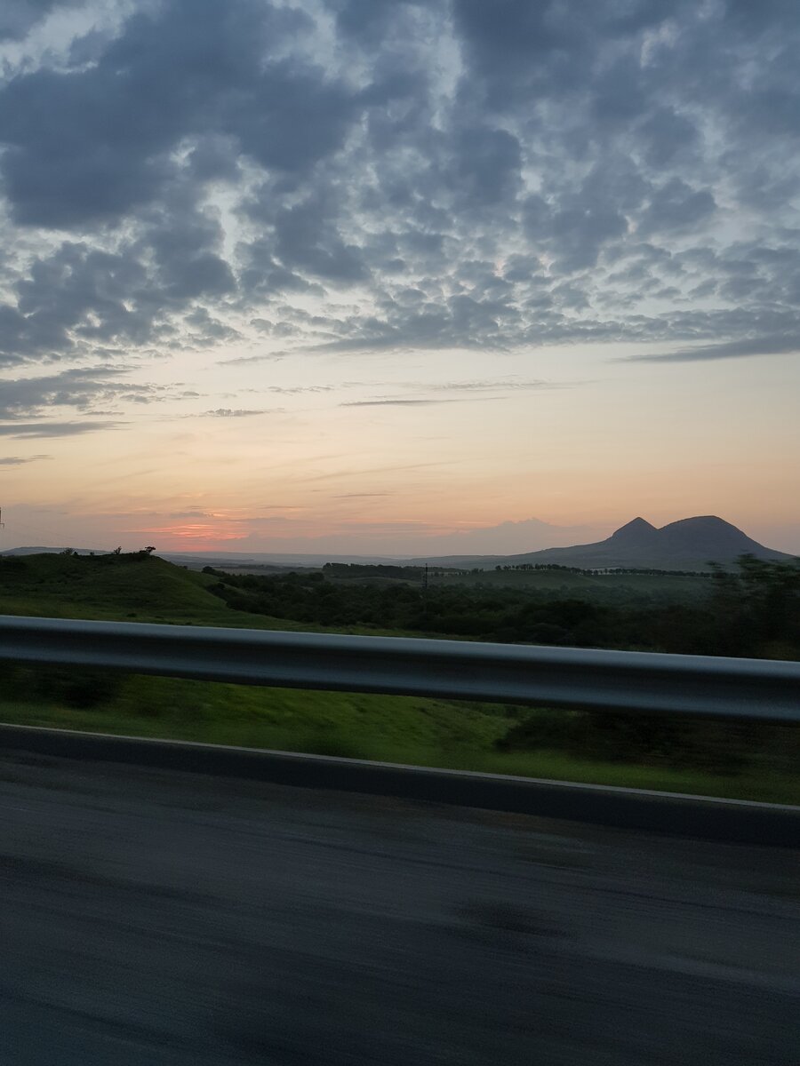По федеральной трассе от аэропорта "Минеральные воды" в сторону Ессентуков.