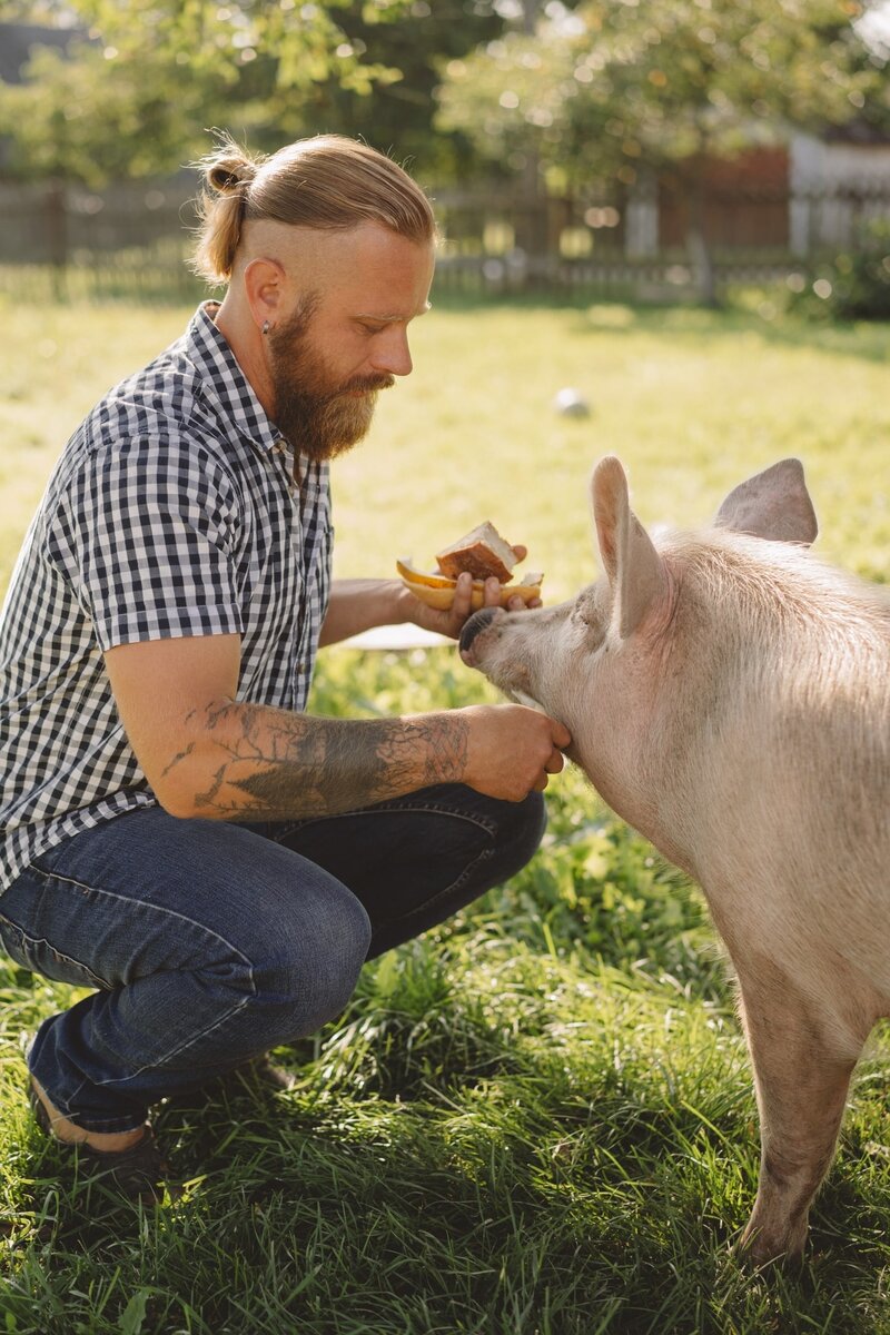 Сергей и его подопечная свинья Марфа