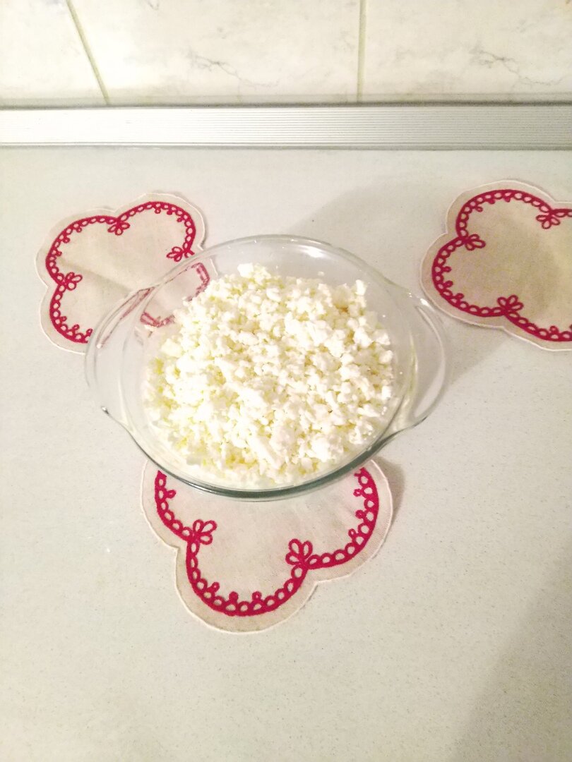 Домашний творог из обезжиренного деревенского молока.