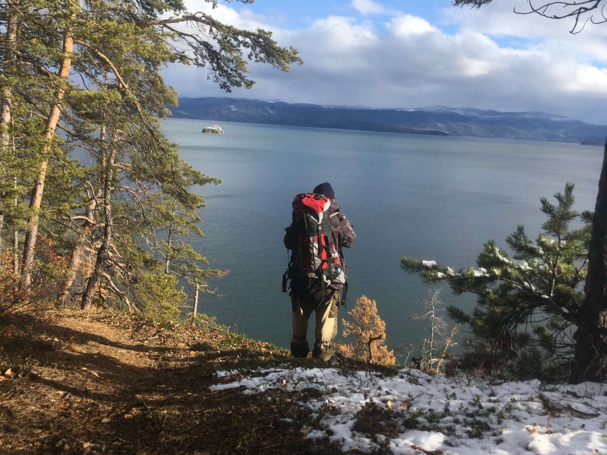 На заднем фоне Покойницкий камень. Слева ещё лето, а справа уже зима.