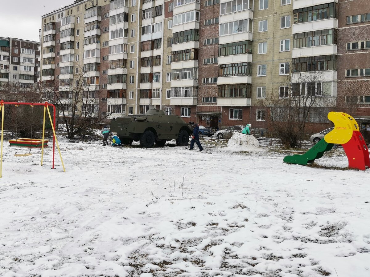 Вокруг некогда боевой машины с пулеметом мирно гуляют дети.