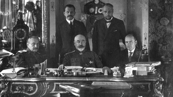 Антон Деникин (центр) в Таганроге летом 1919 года.