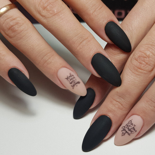 Матовый дизайн также остаётся бесспорным лидером среди лучших трендовых дизайнов 2020-2021. Этот маникюр подходит под каждый образ. 
