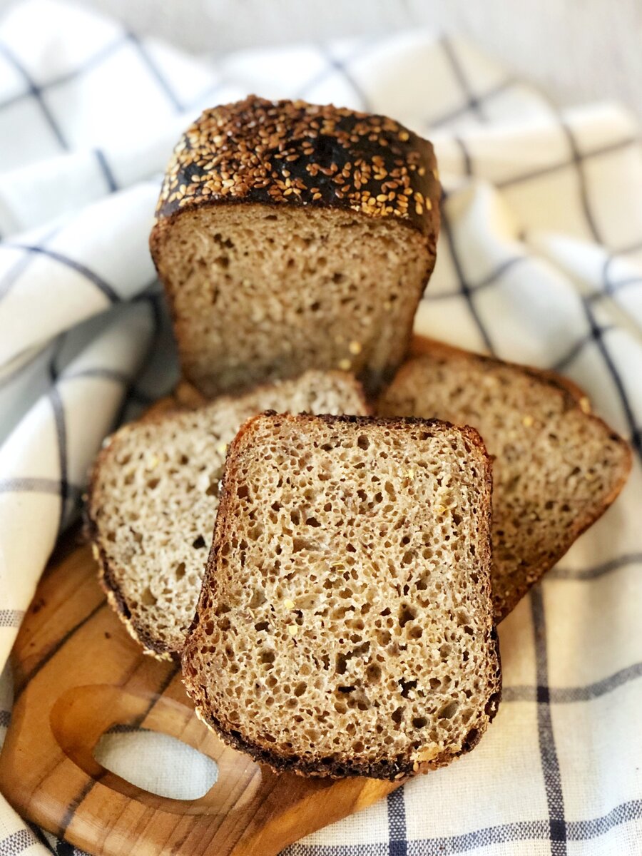 Хлеб на закваске простой рецепт. Хлеб на закваске в духовке. Ржаной хлеб на закваске. Деревенский хлеб на закваске. Хлебцы ржаные.