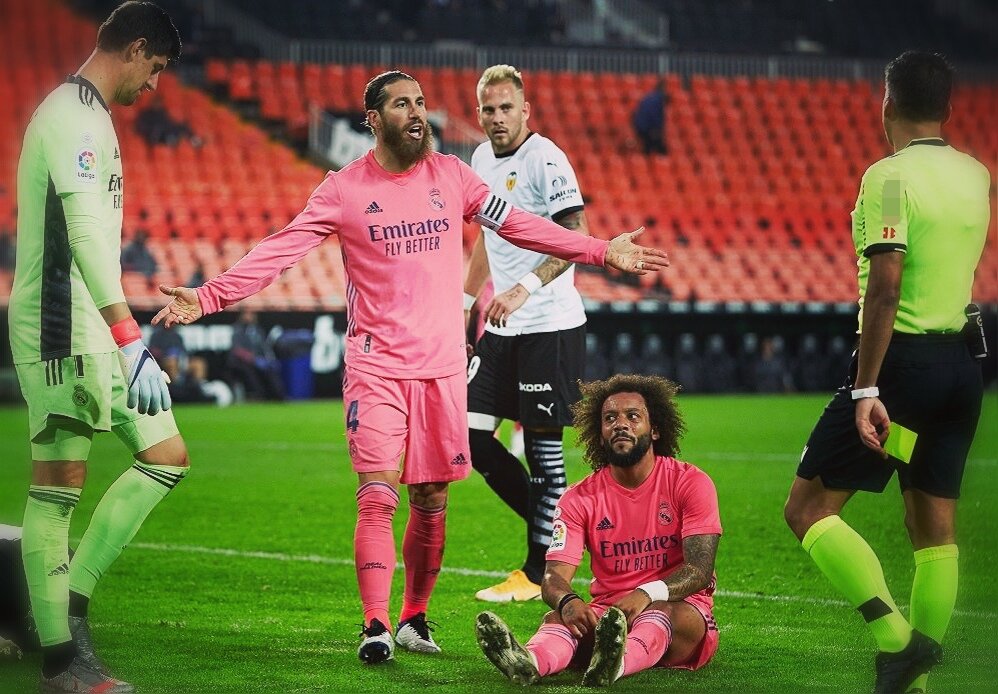 Фол Марсело в матче с Валенсией 