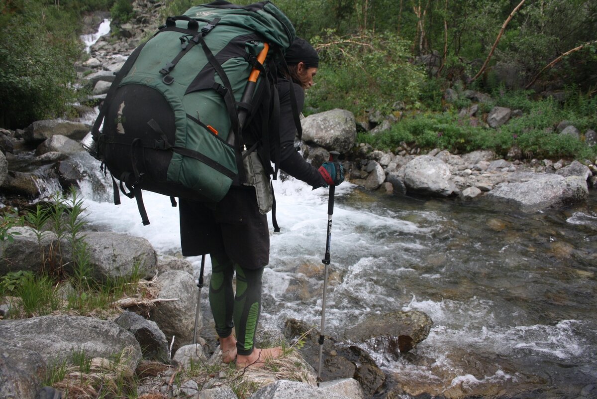 Вот пример такого рюкзака на 140 литров. Молния располагается полудугой на внешней стороне. У него сверху есть тубус, который позволяет увеличить объем рюкзака еще на 20 литров. Вес рюкзака с грузом 43 - 45 кг. Листайте галерею.