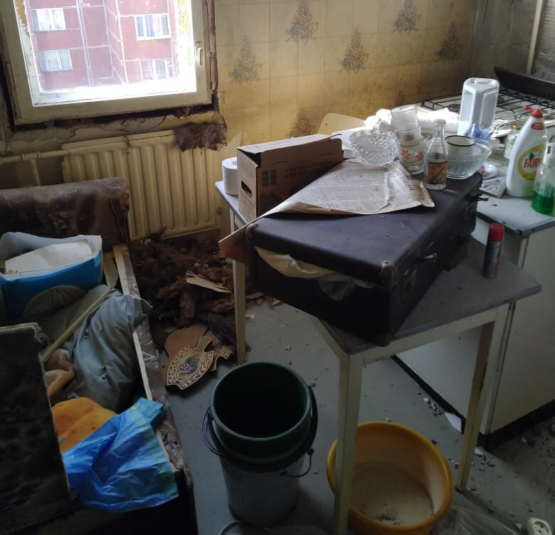 Старая квартира полная мусора и всякого хлама