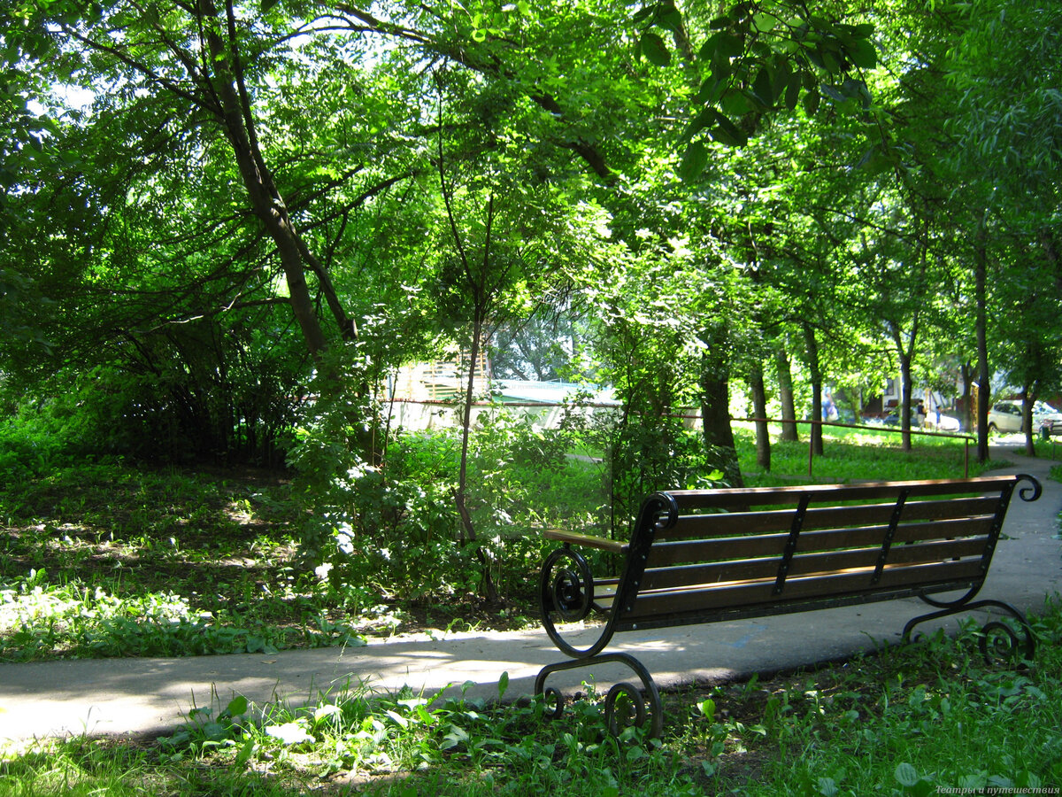 Скромный парк - подходящее место для прогулок при коронавирусе