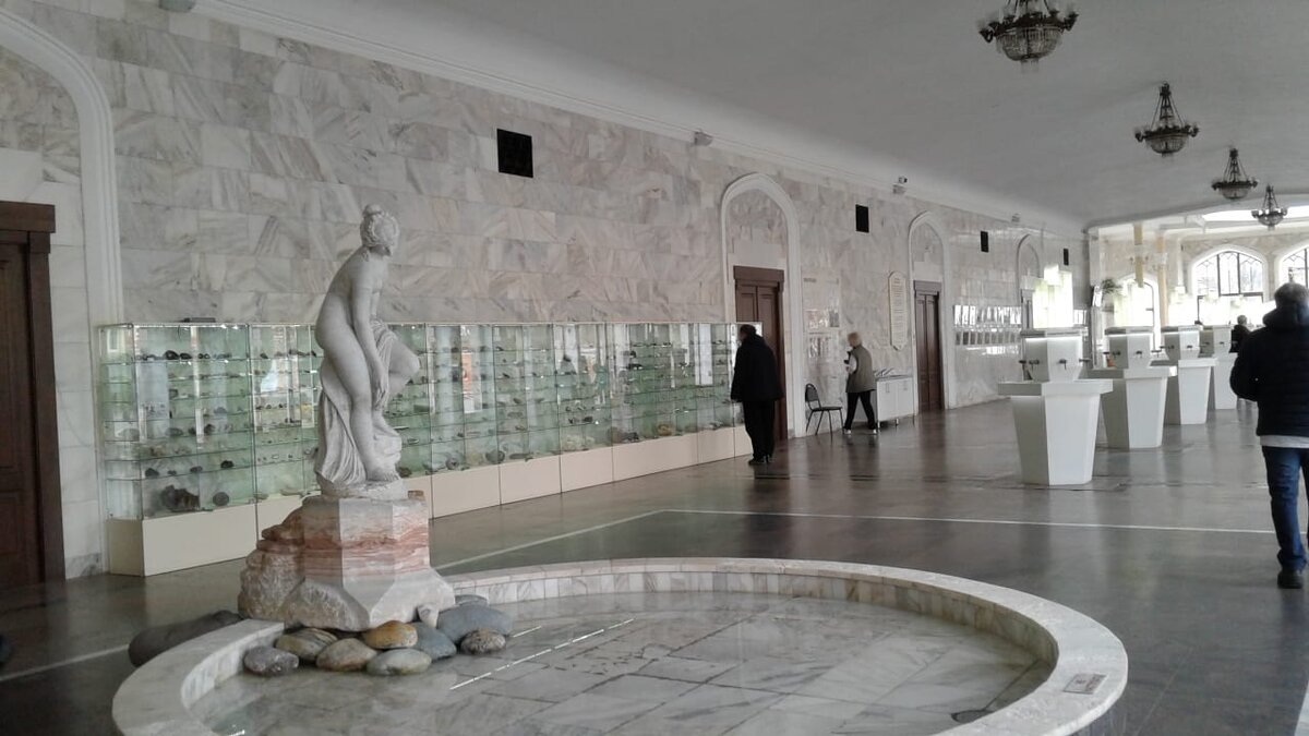 Нарзанная галерея в Кисловодске. Вход бесплатный. По назначению врача три раза в день пили нарзан. Из личного архива.