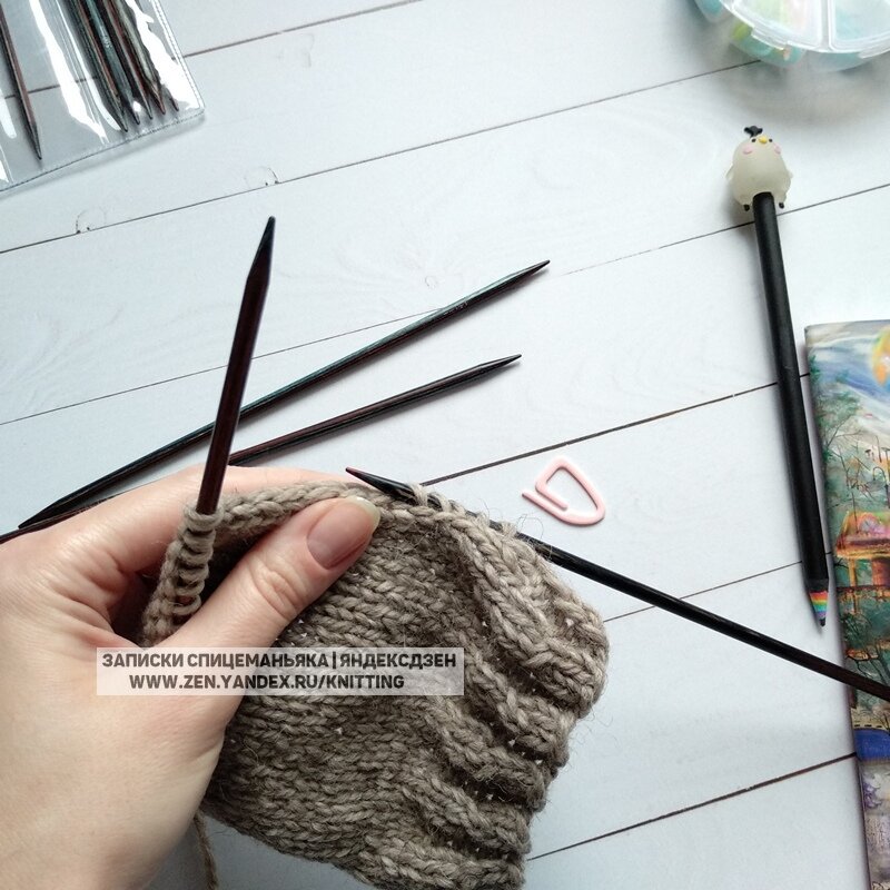 Набор петель по бокам пятки после переноса петель с булавки. ЛИСТАЙТЕ ВПРАВО