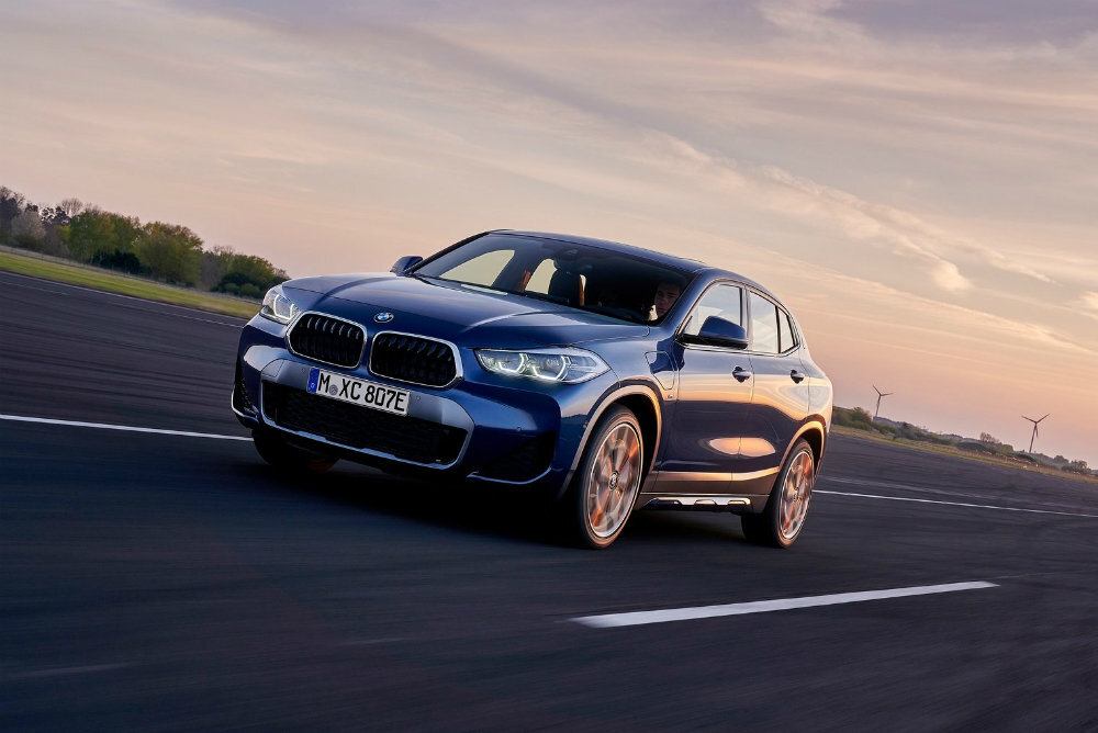 9 Место занимает не мало известная BMW X2 Средний расход на 100 км: 5,3 литра 
Двигатель: дизельный 2.0 с турбонаддувом (150 л.с.)
Минимальная стоимость: от 2 910 000 рублей

Открывает наш хит-парад городской компакт-кроссовер от BMW. После того, как Россию покинул хэтчбек BMW 1-series, а также купе 2-series, которые можно было заказать с базовым 1.5-литровым трехцилиндровым бензиновым мотором, именно дизельный X2 стал самым экономичным BMW, причем настолько, что смог попасть в список вообще самых экономичных машин в классе. 
А все потому, что X2 - один из немногих компакт-кроссоверов российского рынка, который все еще можно заказать с двигателем на тяжелом топливе. Например, "земляки" из Mercedes и Audi подобные модификации из линейки убрали.
