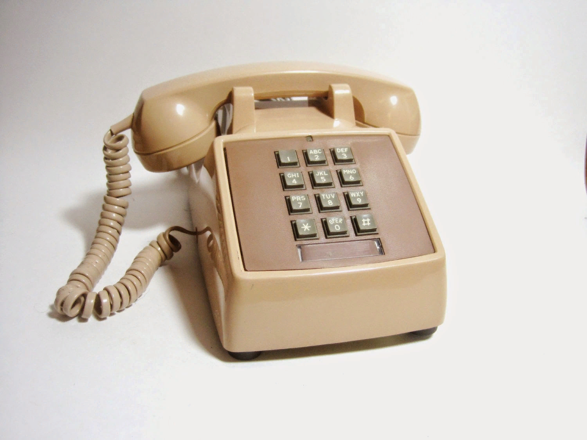 Записи телефона стационарного. FETAP 791 телефонный аппарат. Телефонный аппарат кнопочный старый. Кнопки на телефонном аппарате. Первый телефонный аппарат.