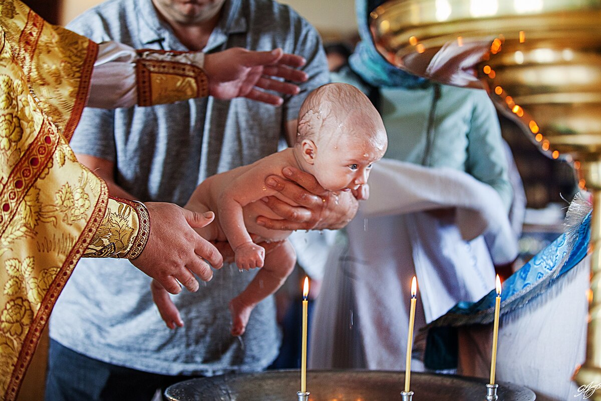 Можно ли покрестить ребенка без крестных родителей. Таинство крещения. Обряд крещения. Крестины картинки. Религиозные обряды.