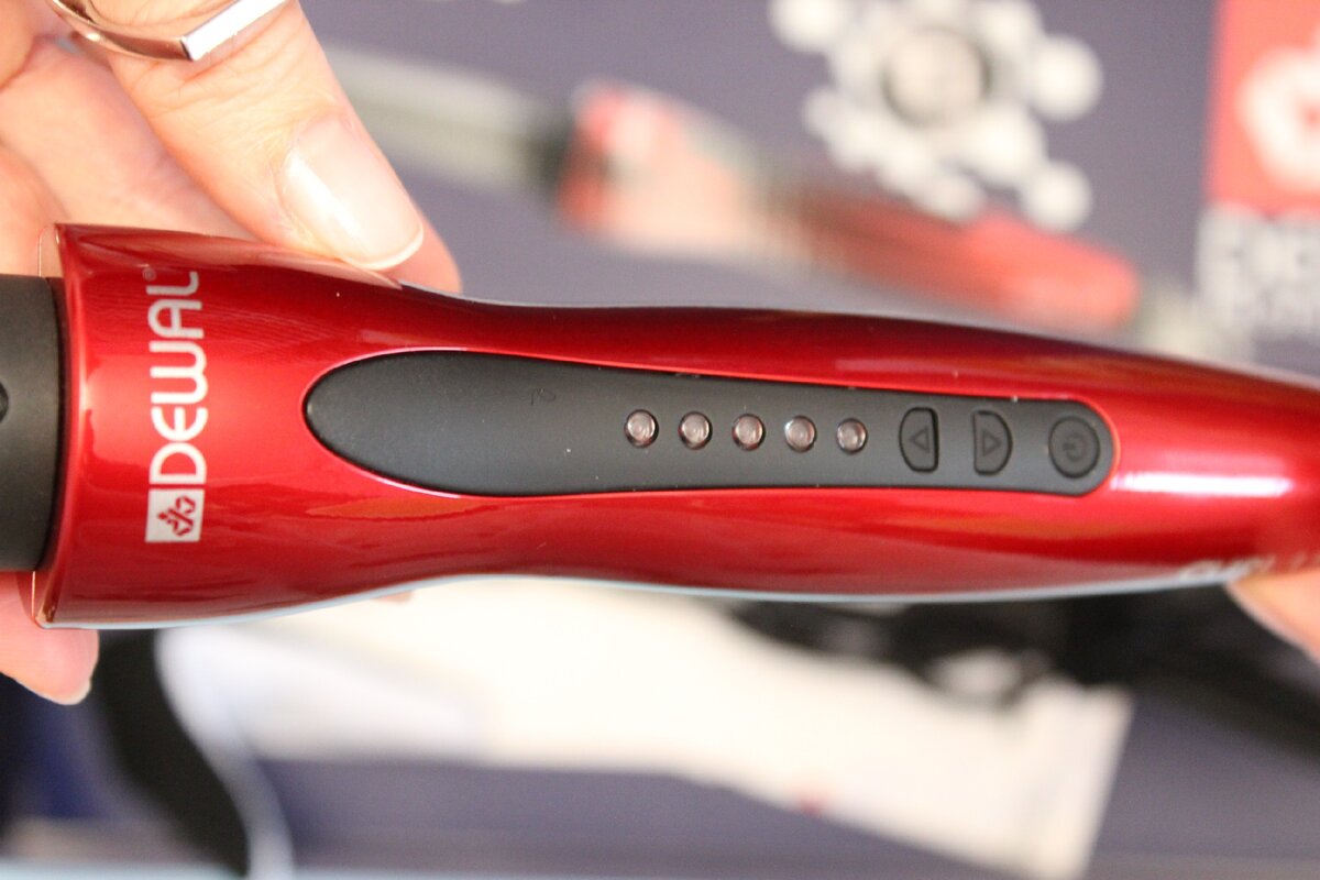 Можно самой выбрать оптимальную температуру, в руке держать очень удобно, есть петля для подвешивания