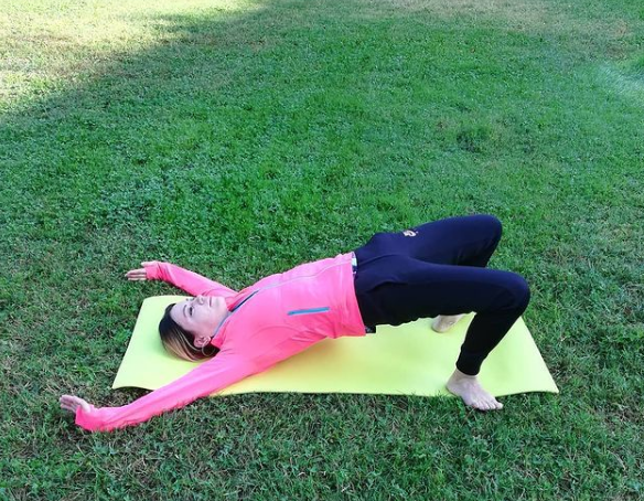 На фото одно из альтернативных упражнений для плоского живота, без качания пресса, по уникальной испанской методике