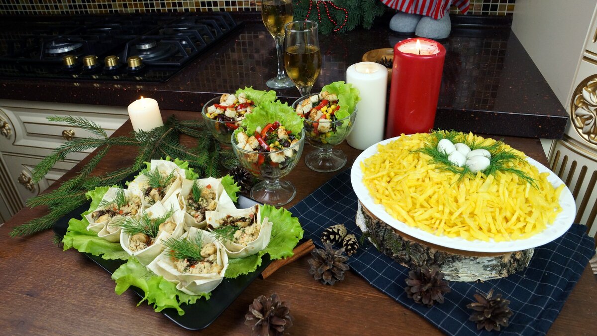 Помимо классических рулетов из лаваша можно приготовить красивые для подачи корзиночки. Такие корзиночки украсят любой праздничный стол или фуршет. С начинкой можно экспериментировать  на свой вкус, мы предлагаем вкусное сочетание кускуса с жареными грибами и томатами. Вкусно, полезно и очень нарядно.