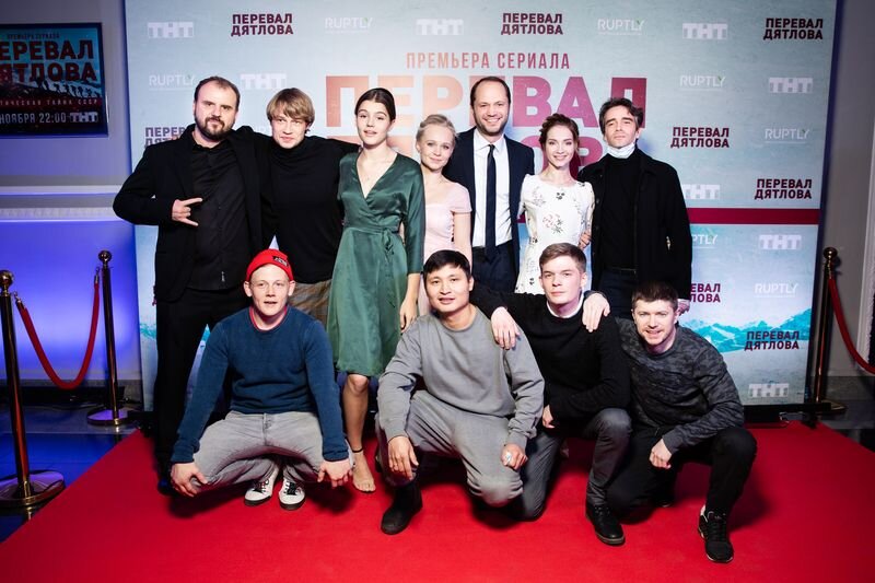 Режиссеры и актеры сериала на премьерном показе в Москве.