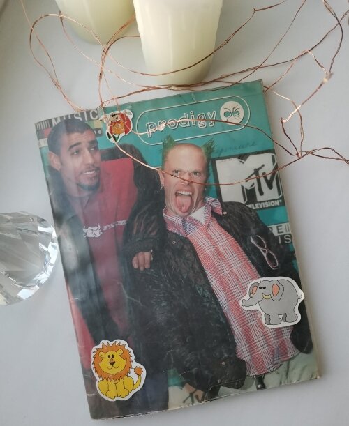 Дерзко и молодёжно, но наклеечки никто не отменял 😂 да, в этом дневнике уже полно наклеек, в первом их почти не было.